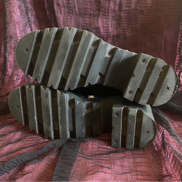 Betsey Johnson Lug Sole Patent Boots with Chain and Pearl Detail - Size 6.5 - Picture 7 of 10